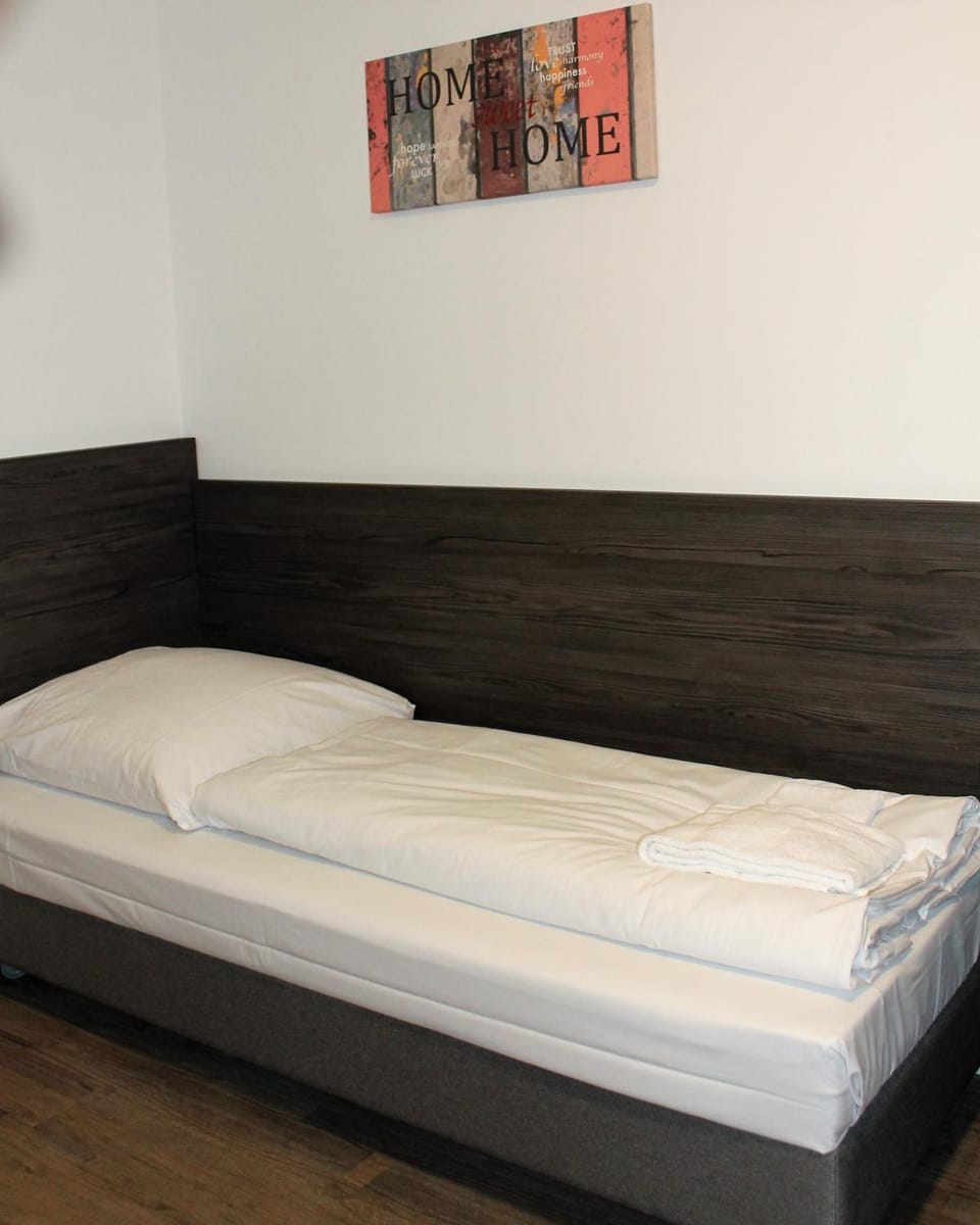 Bed, Photo of the whole room, Decorative detail