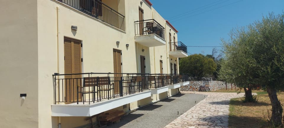 Property building, Patio, Day, Natural landscape, Garden, View (from property/room), Garden view, Mountain view, Sea view, young children, older children, Family, Quiet street view