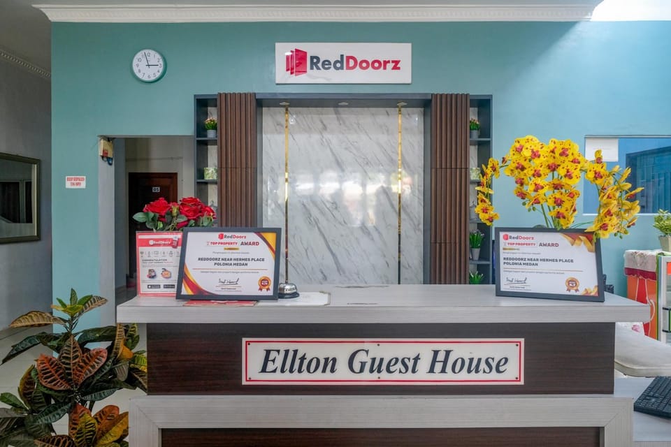 RedDoorz near Hermes Place Polonia Medan Bed and Breakfast in Indonesia