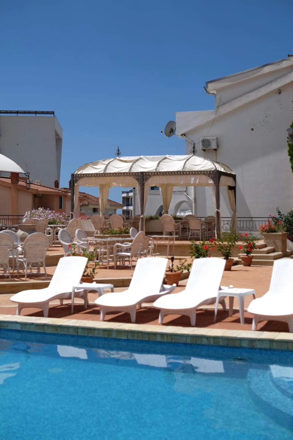 Day, Swimming pool, Swimming pool, sunbed