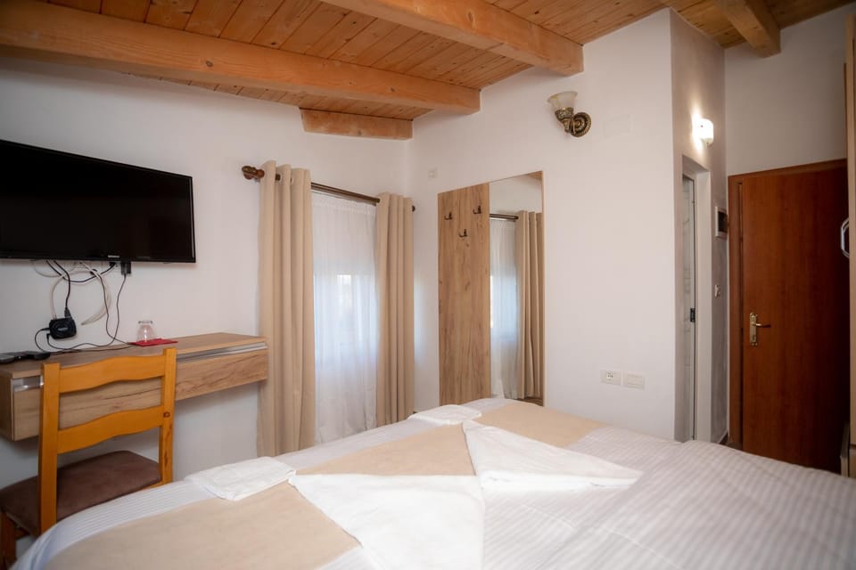 Bed, TV and multimedia, Bedroom