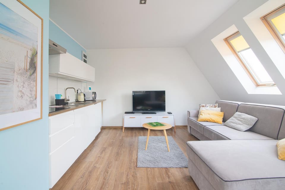 TV and multimedia, Coffee/tea facilities, Kitchen or kitchenette, Living room, Seating area