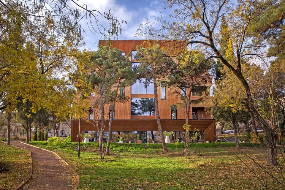 Property building, Facade/entrance, Natural landscape, Garden, Balcony/Terrace, Lounge or bar, Garden view
