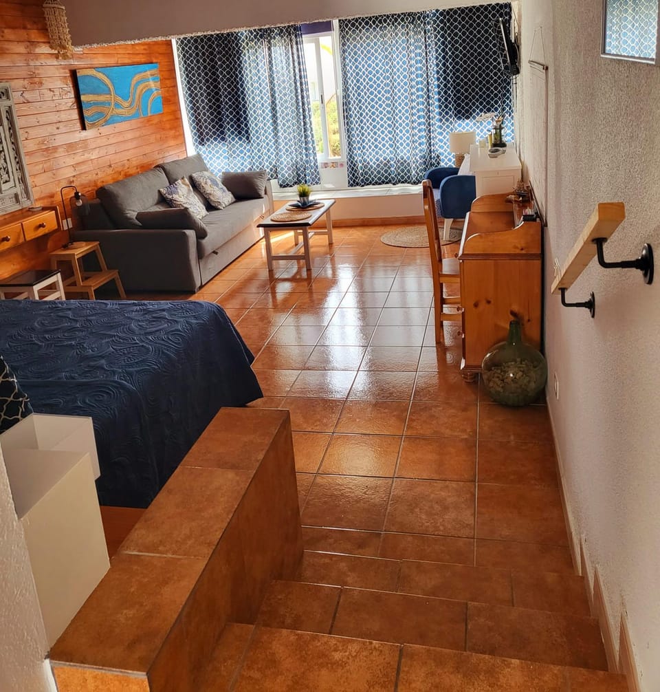 Bed, TV and multimedia, Photo of the whole room, Seating area