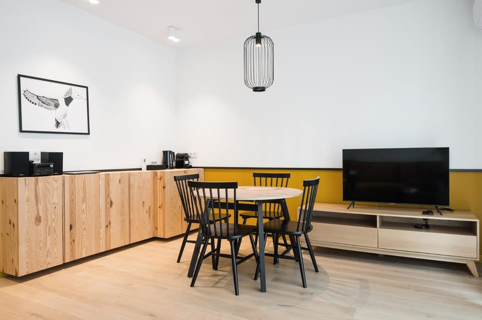 TV and multimedia, Living room, Seating area, Evening entertainment