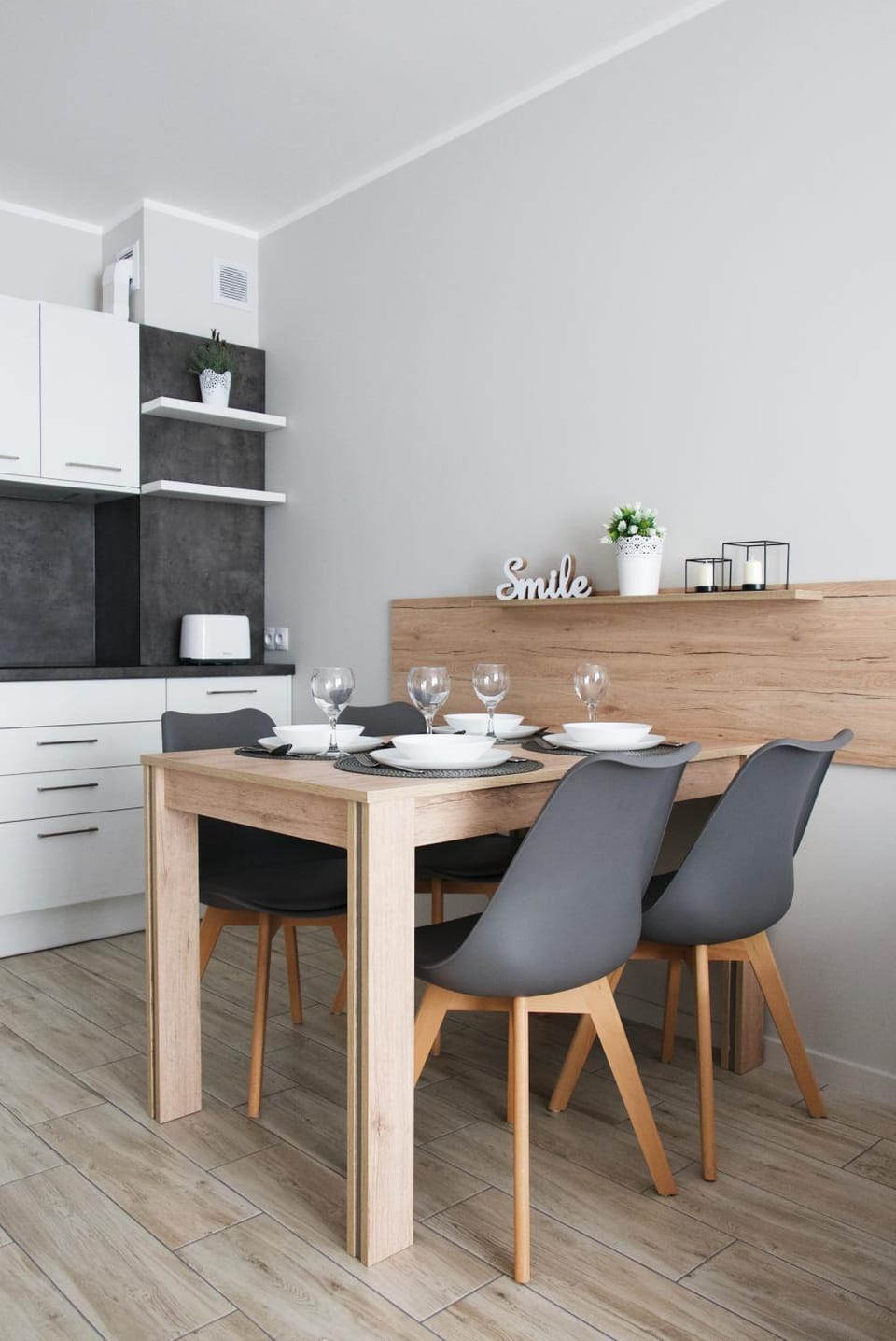 Kitchen or kitchenette, Dining area