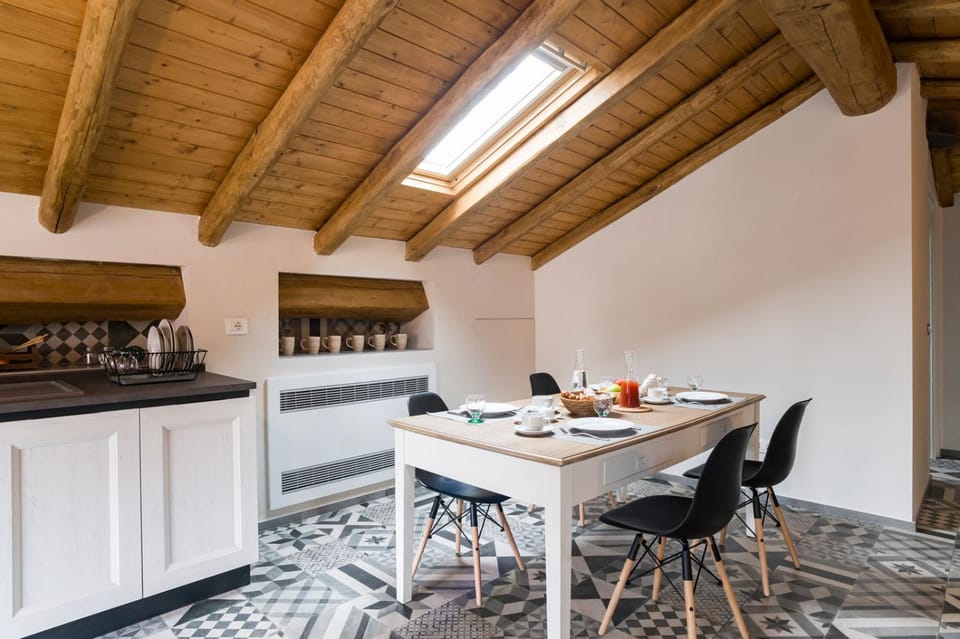 Kitchen or kitchenette, Dining area