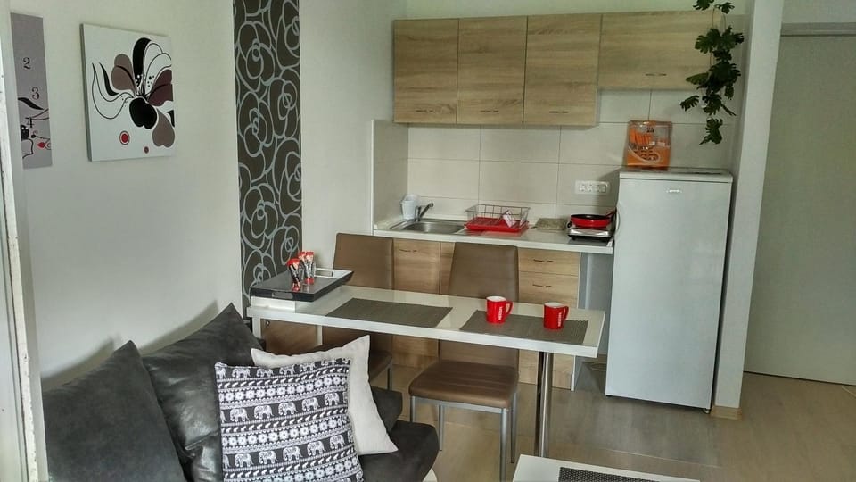 Day, Kitchen or kitchenette, Living room, group of guests, Family