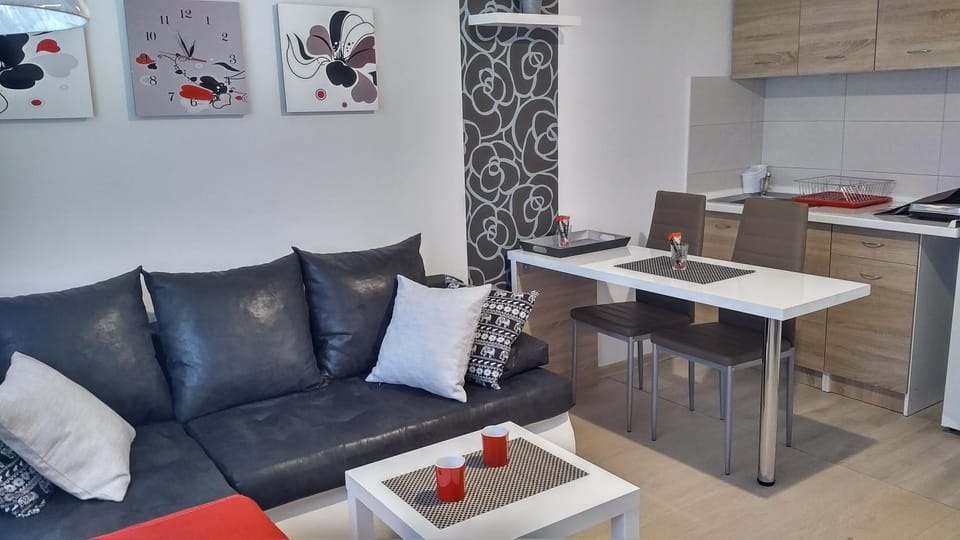 Day, Kitchen or kitchenette, Living room, group of guests, Family