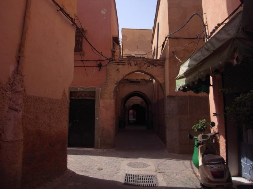 Facade/entrance, Neighbourhood