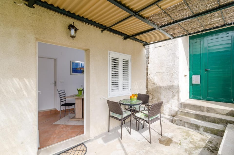 Facade/entrance, Balcony/Terrace