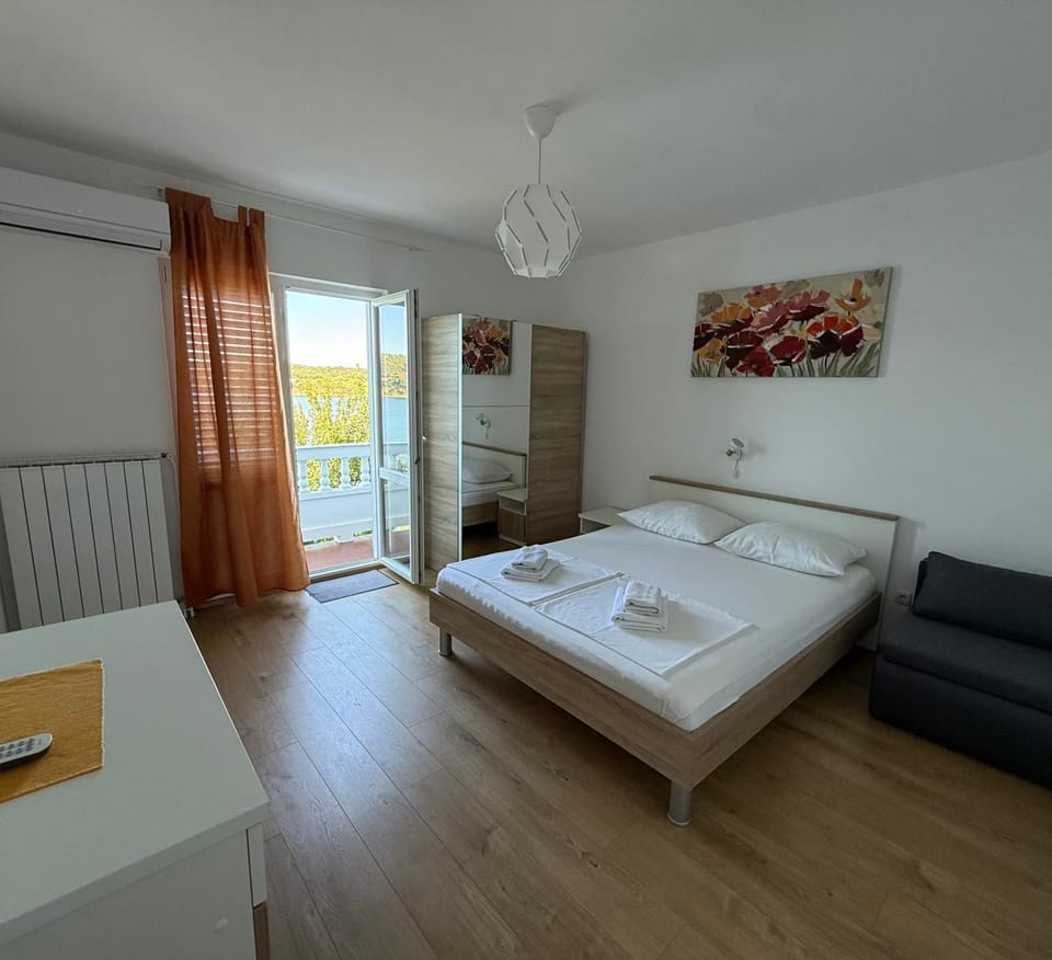 Apartments and rooms Krstina Bed and Breakfast in Supetarska Draga