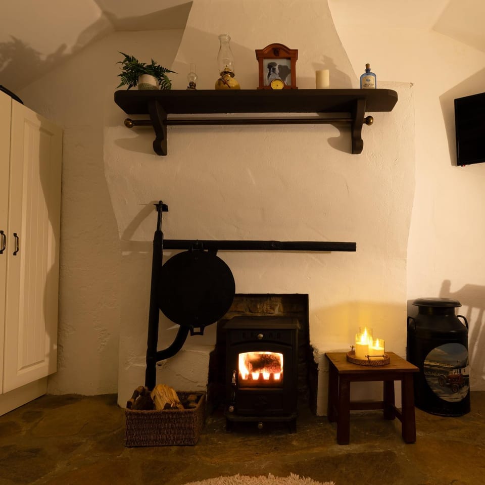 Cissy's Cottage - traditional thatched cottage, on the Causeway Coast House in Northern Ireland