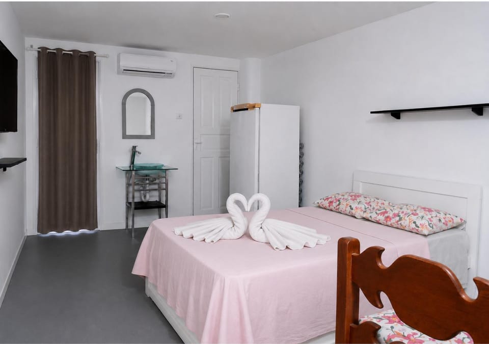Bed, TV and multimedia, Photo of the whole room, Bedroom, towels