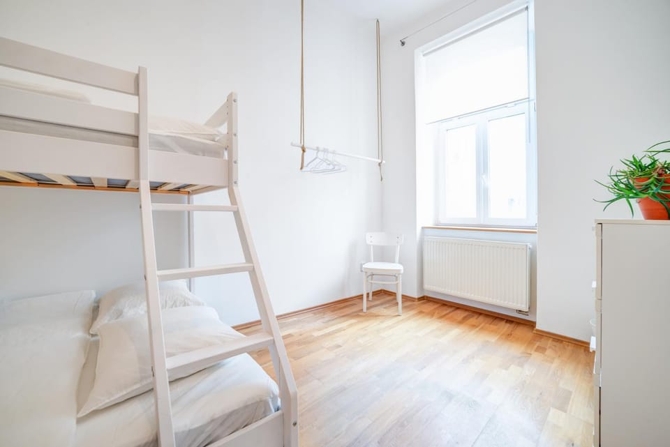 Bedroom, bunk bed