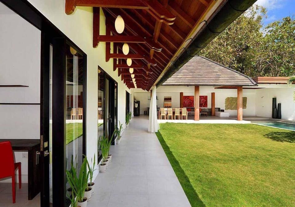 Property building, Day, Garden, Floor plan, On site, Garden view, Pool view, Swimming pool