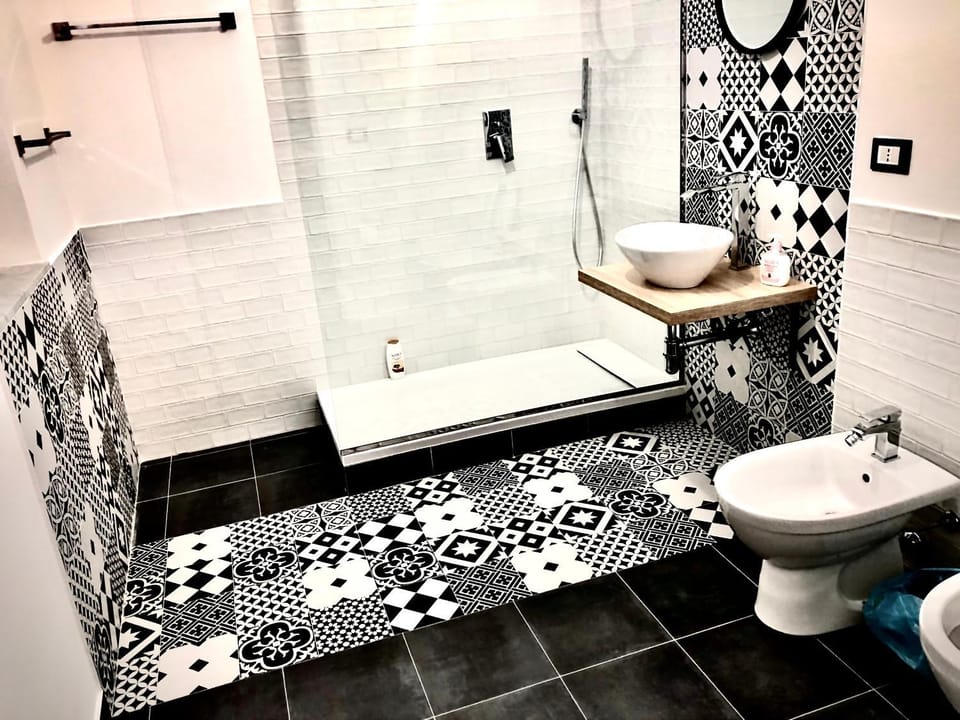 Shower, Toilet, Bathroom, bidet, towels