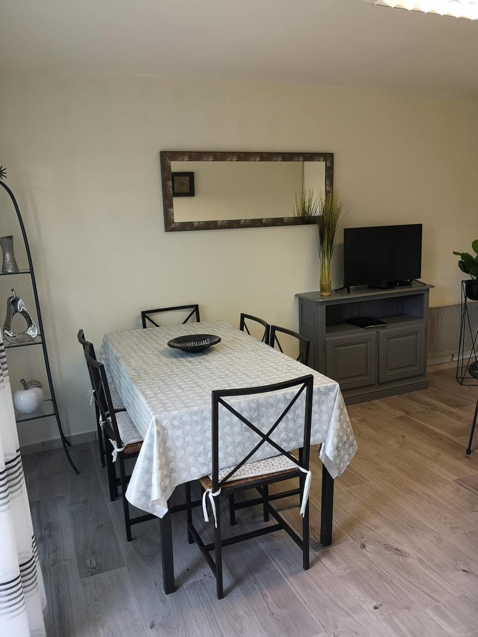 Seating area, Dining area