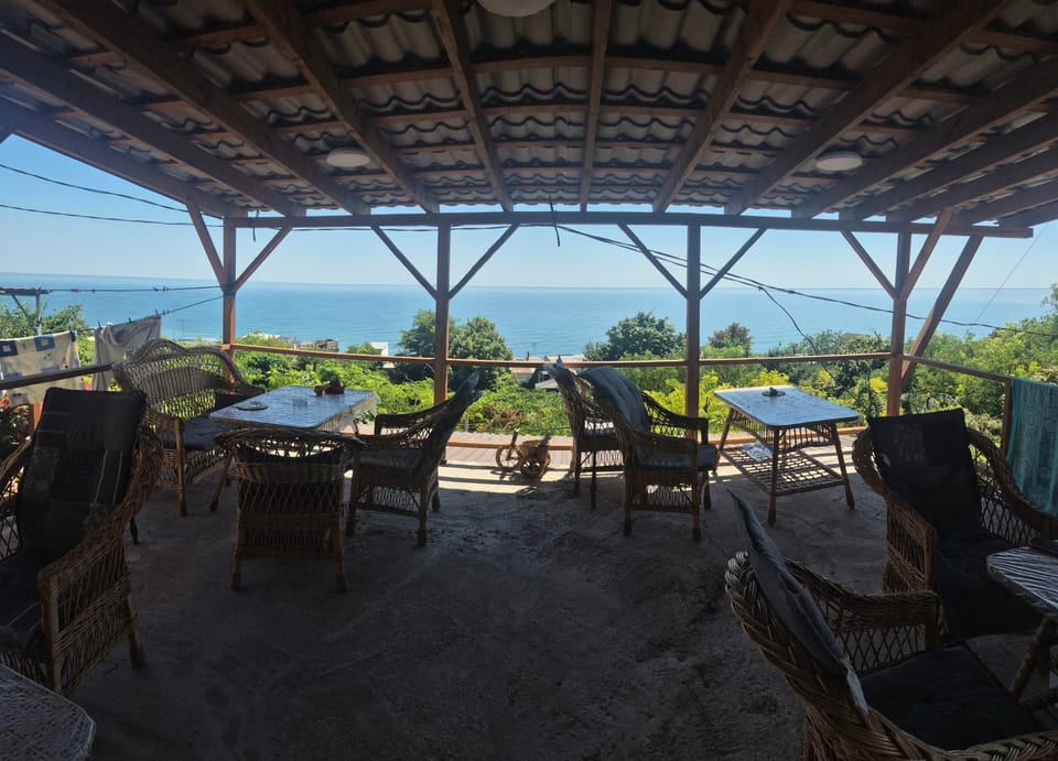 Restaurant/places to eat, Day, Natural landscape, Balcony/Terrace, Banquet/Function facilities, Seating area, Dining area, Sea view