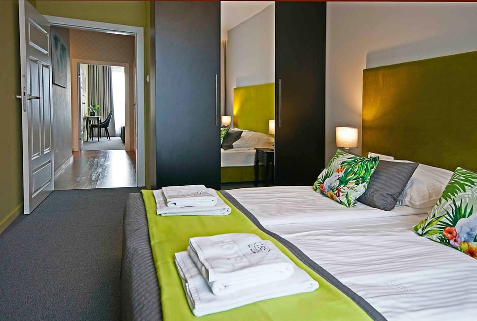 Bed, Bedroom, towels