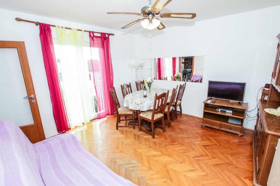 TV and multimedia, Living room, Seating area, Dining area