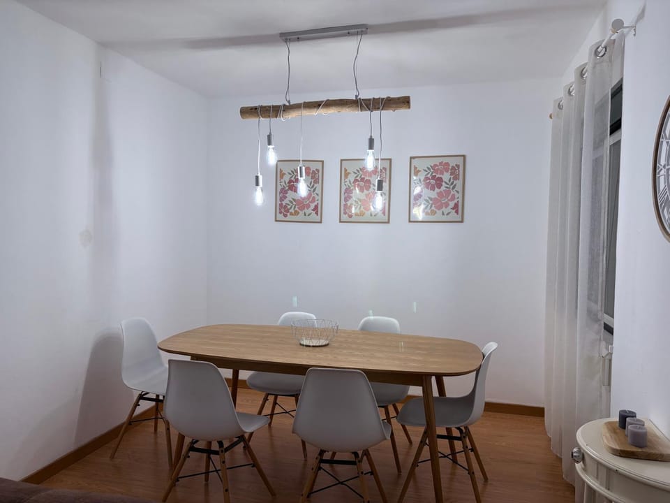 TV and multimedia, Seating area, Dining area