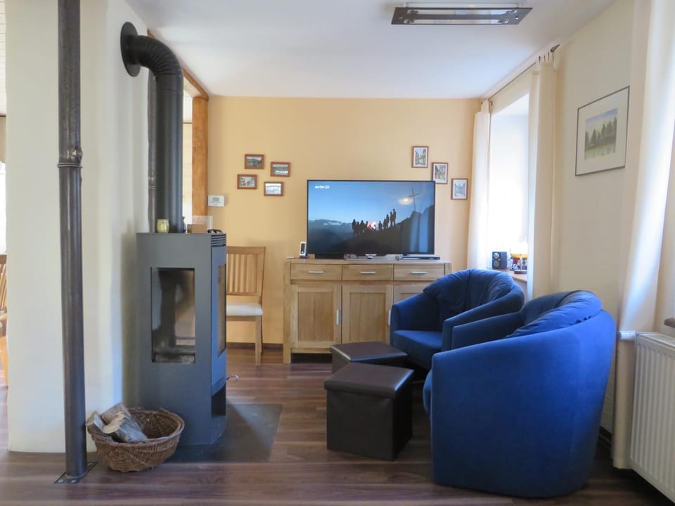 Day, TV and multimedia, Living room, Photo of the whole room, Seating area, On site