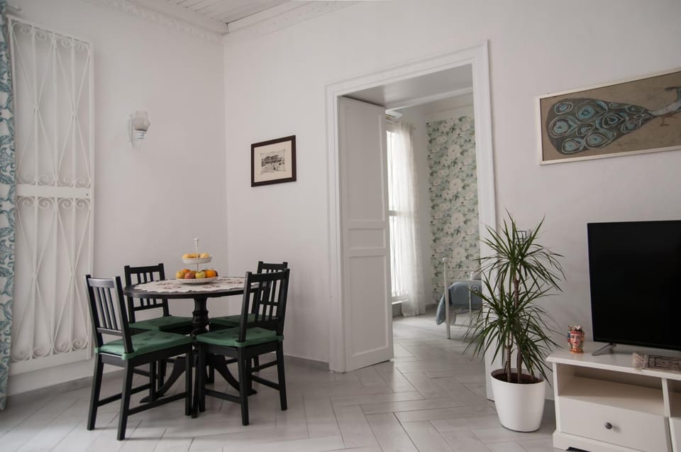 Communal lounge/ TV room, TV and multimedia, Living room, Seating area, Dining area
