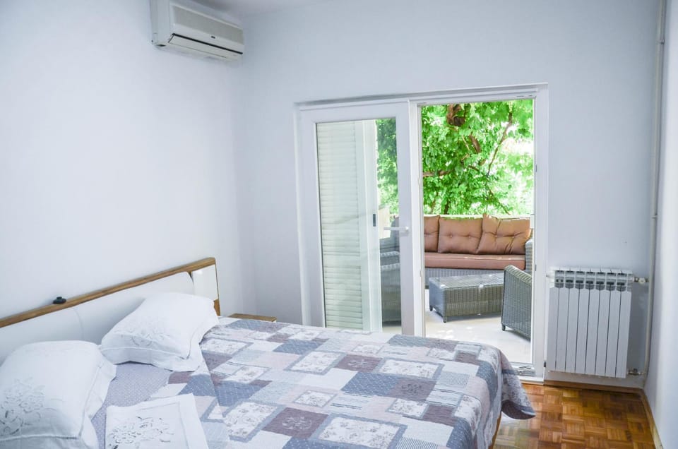 Bed, Day, Bedroom, On site, Garden view