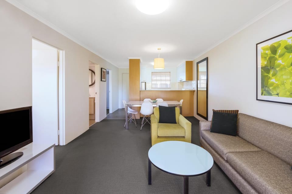 Communal lounge/ TV room, TV and multimedia, Living room, Seating area, Dining area, Evening entertainment, air conditioner