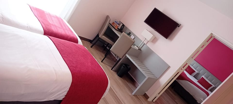 Bed, TV and multimedia, Photo of the whole room, Bedroom