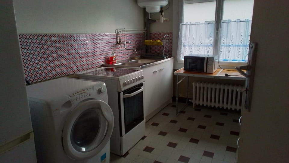Kitchen or kitchenette, washing machine, dryer