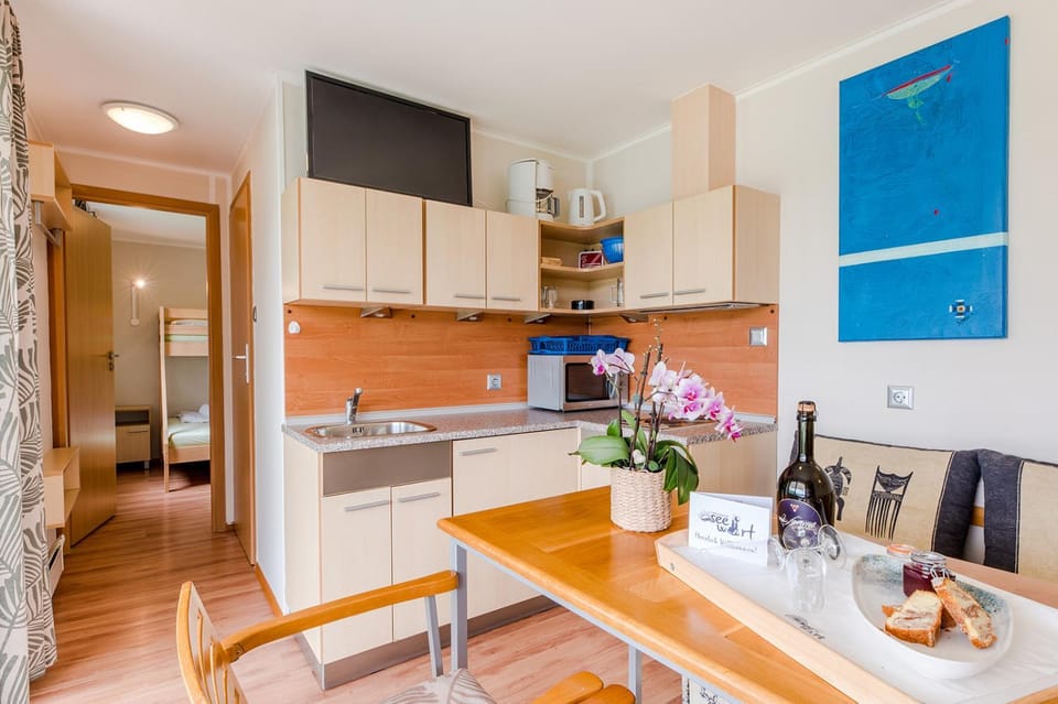 Dining area, kitchen