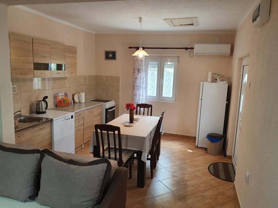 Coffee/tea facilities, Kitchen or kitchenette, Dining area, pet friendly, stove
