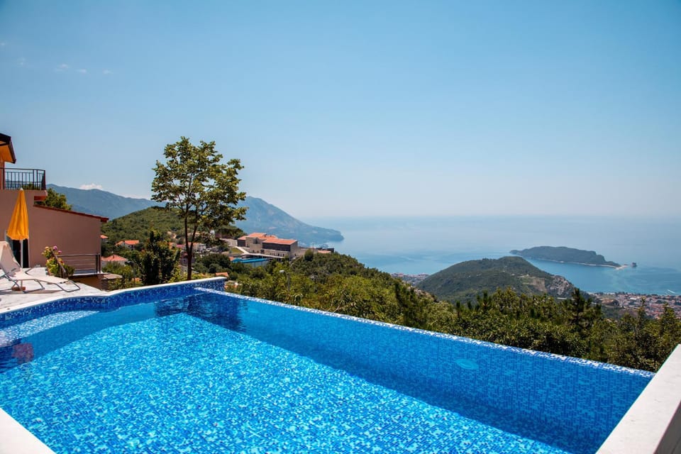 BBQ facilities, Balcony/Terrace, City view, Mountain view, Sea view, Swimming pool