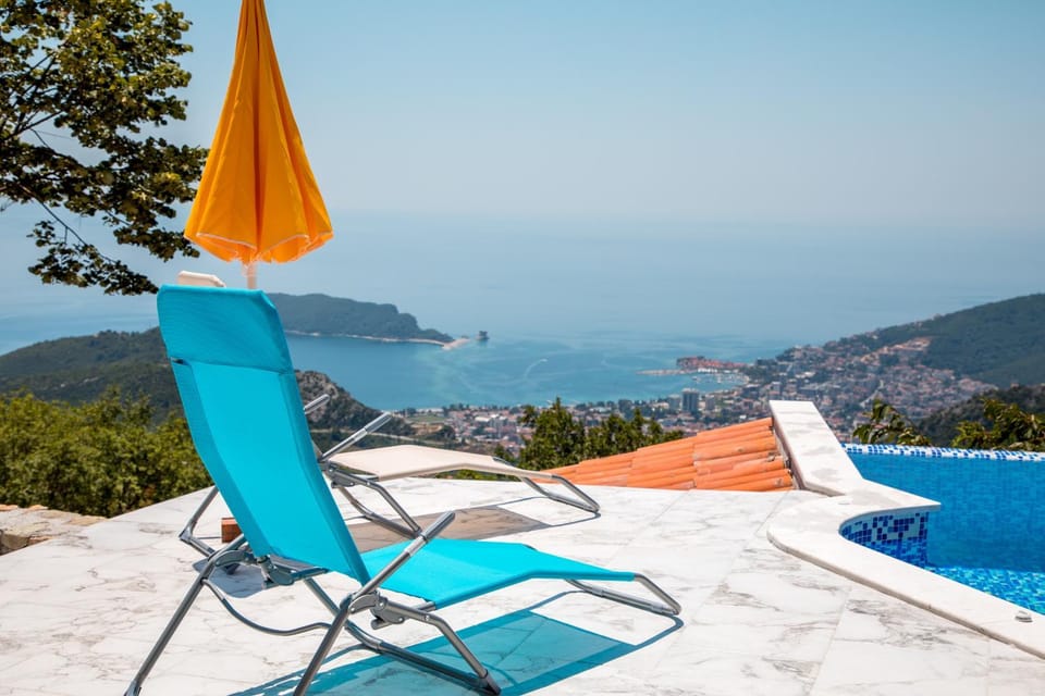 BBQ facilities, Balcony/Terrace, City view, Garden view, Mountain view, Sea view, Swimming pool