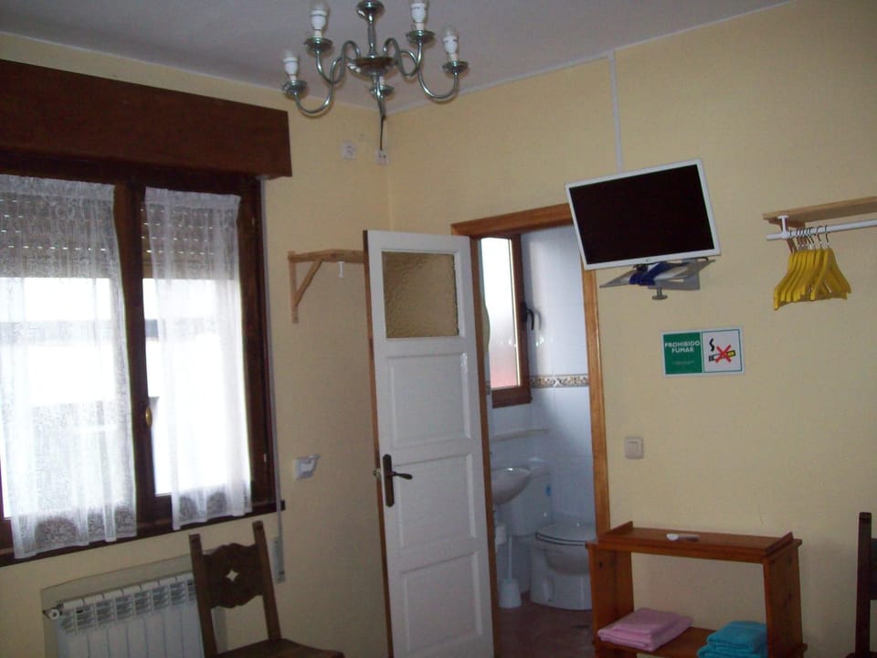 Toilet, Bed, TV and multimedia, Photo of the whole room, Bedroom, internet