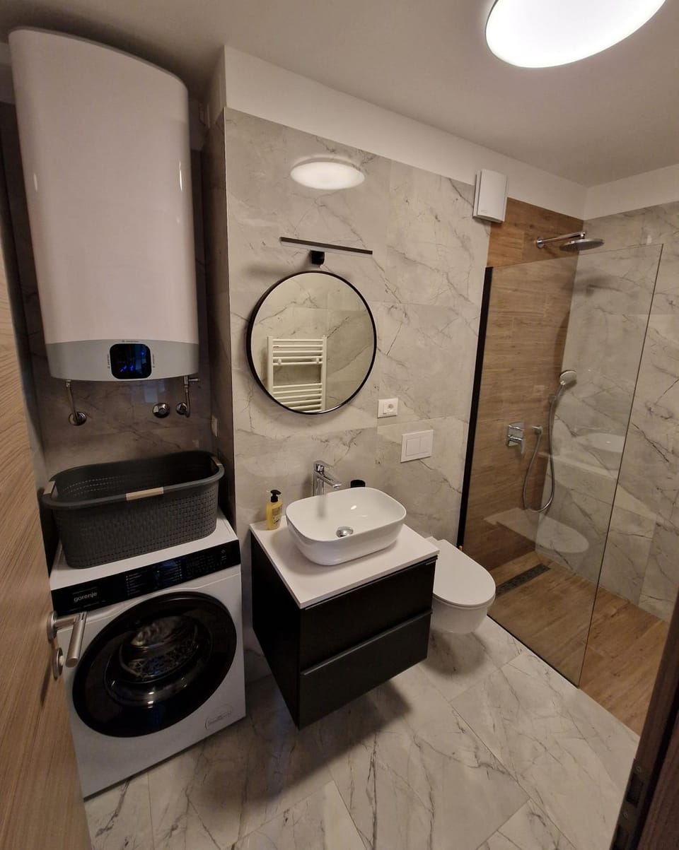 Shower, Toilet, Bathroom, hair dryier, heating, towels, washing machine