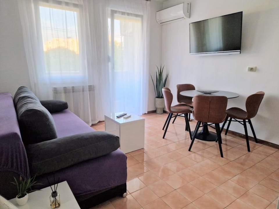 TV and multimedia, Living room, Seating area, Dining area, internet, air conditioner