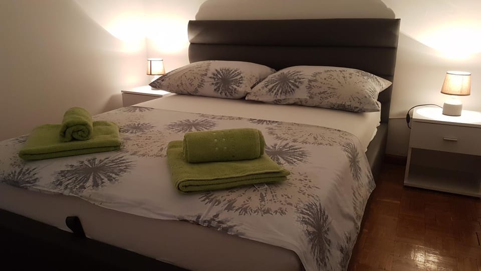Bed, Bedroom, towels, wardrobe