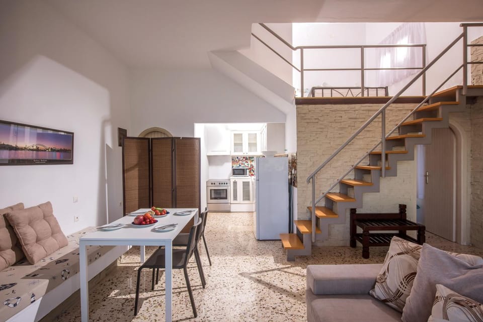 Kitchen or kitchenette, Living room, Seating area, Dining area