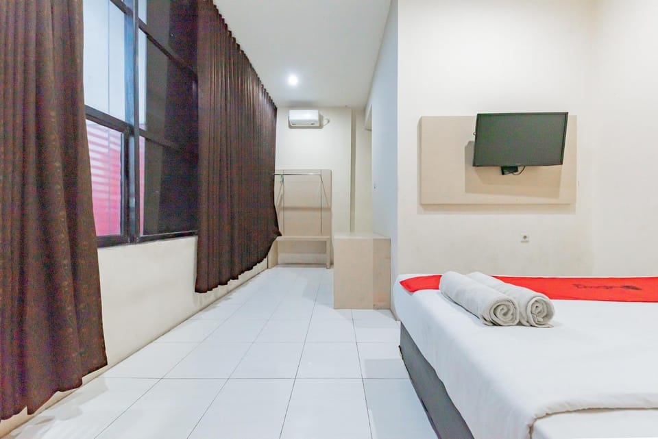 Bed, TV and multimedia, Bedroom