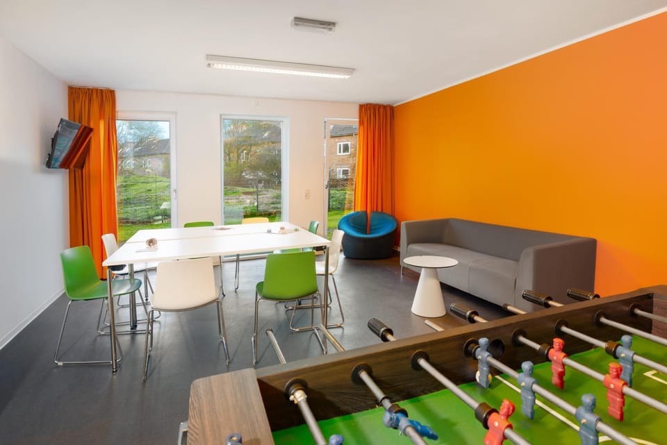 Restaurant/places to eat, group of guests
