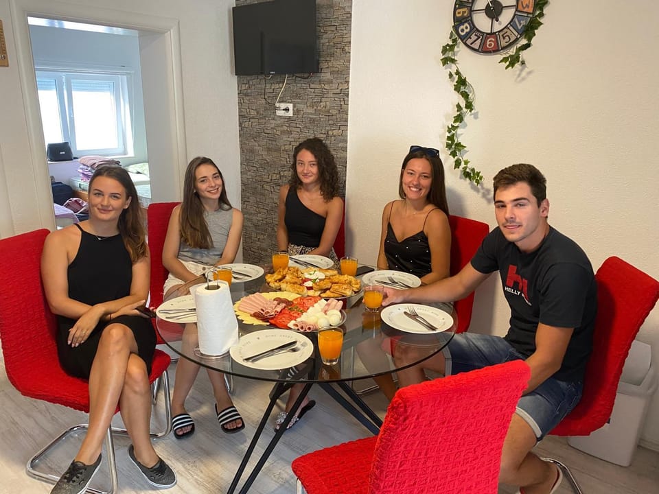 Breakfast, Continental breakfast, group of guests