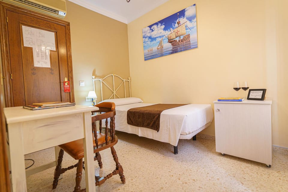 Bed, Photo of the whole room, Bedroom, internet, oven, air conditioner