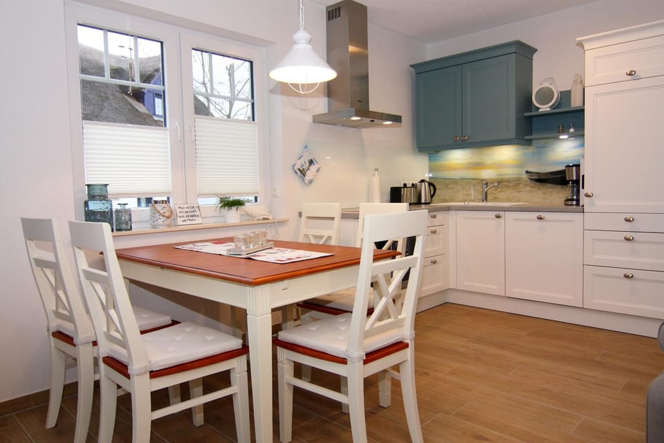 Kitchen or kitchenette, Photo of the whole room, Dining area