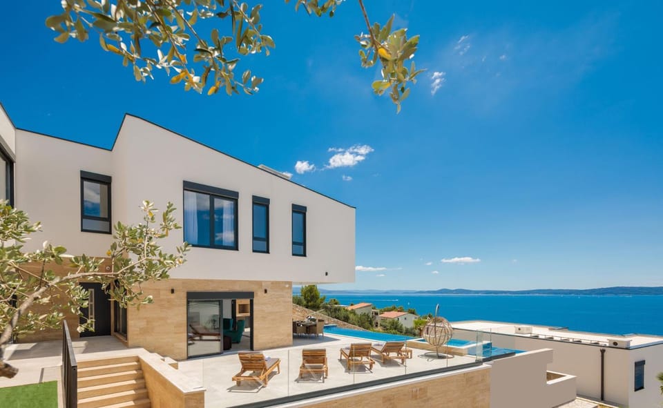 Luxury Villa Gold Pearl with Pool Villa in Okrug Gornji