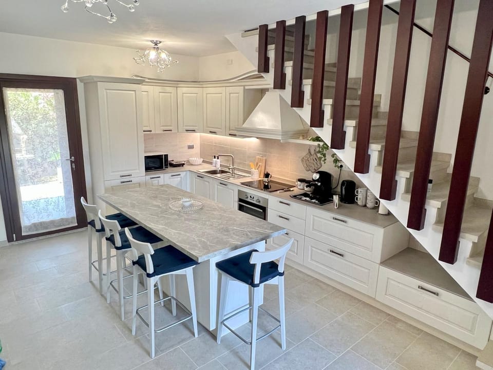 Kitchen or kitchenette, Living room, Seating area, Dining area, pet friendly, stove