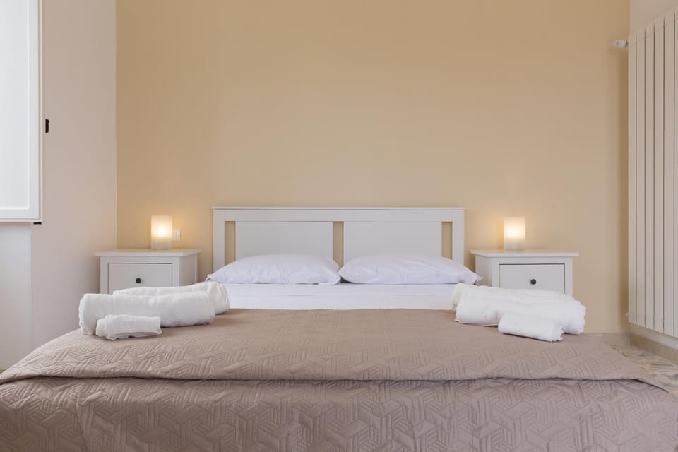Bed, Photo of the whole room, Bedroom, towels