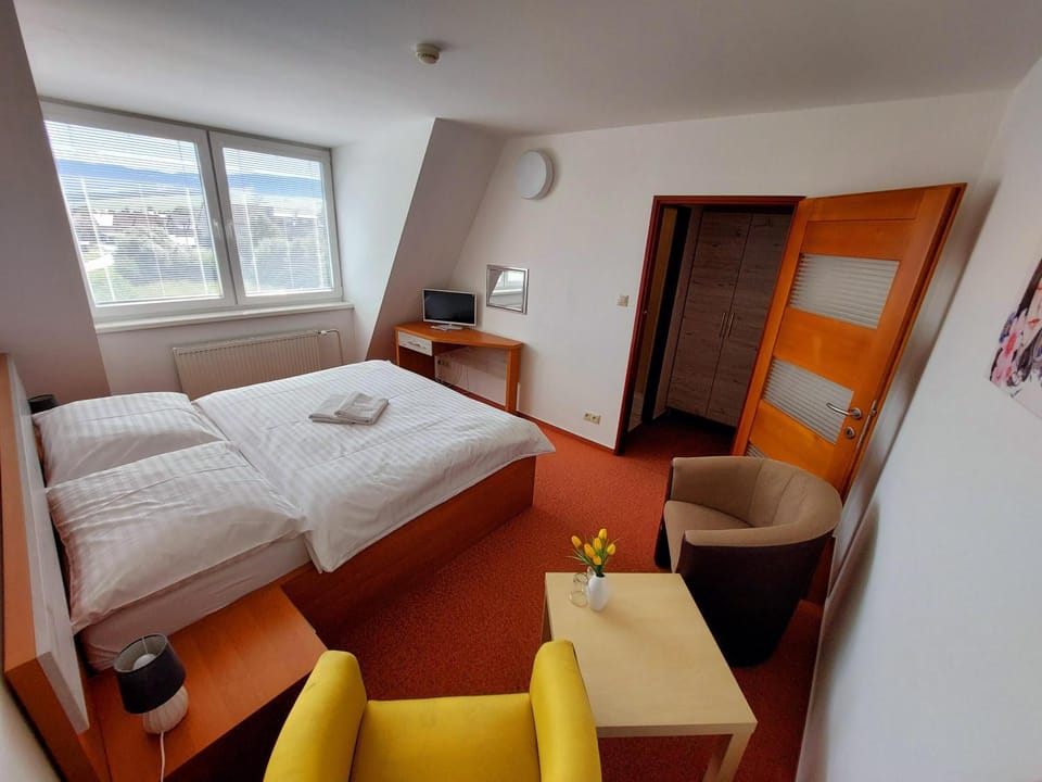 Bed, TV and multimedia, Seating area, Bedroom
